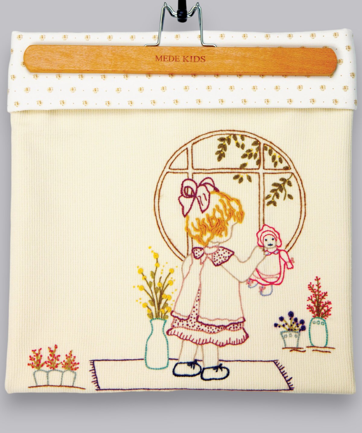 PENCEREDEN BAKAN KIZ